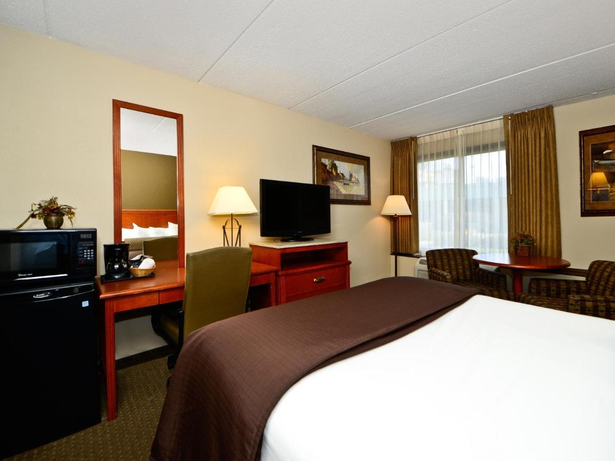 Queen Room - Non-Smoking at Ramada Hotel & Conference Center by Wyndham Plymouth