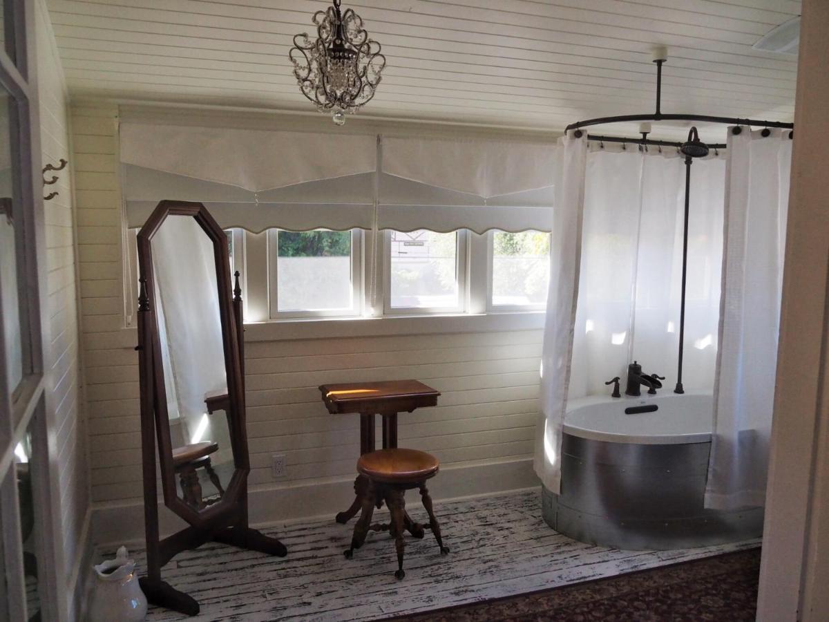 | Lady Geneva Bed & Breakfast