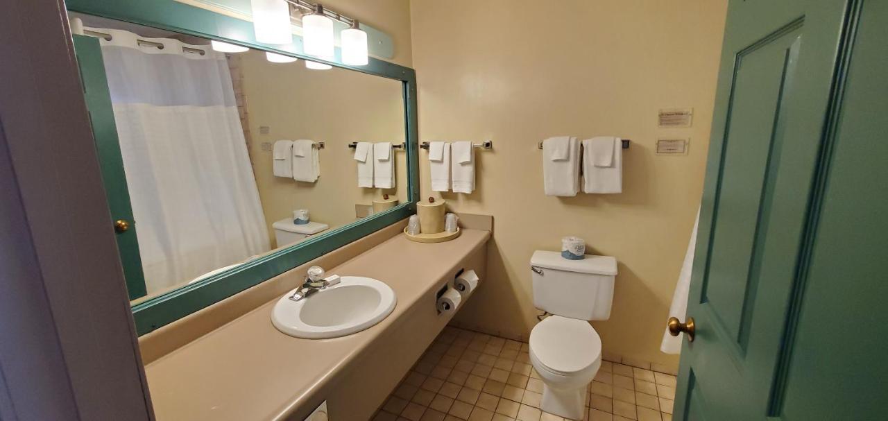 King Room with Spa Bath at Amish Inn