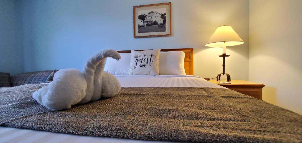Queen Room - Disability Access at Amish Inn