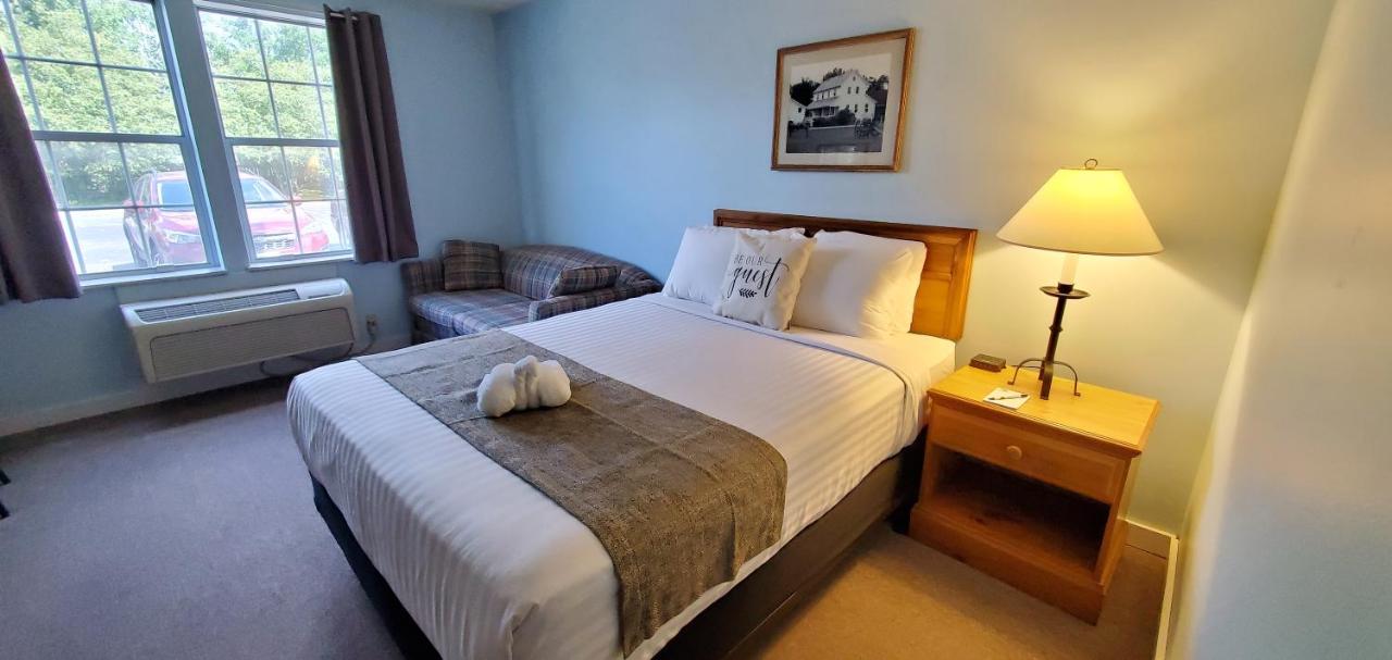 Queen Room - Disability Access at Amish Inn