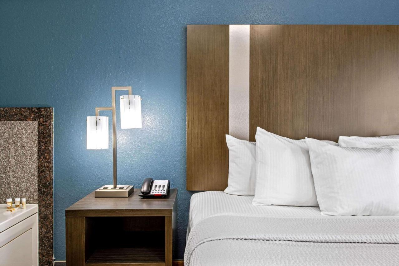 | La Quinta Inn & Suite Kingwood Houston IAH Airport 53200