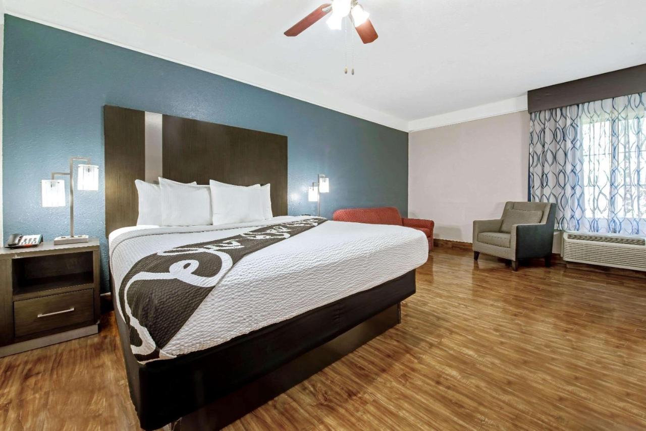 | La Quinta Inn & Suite Kingwood Houston IAH Airport 53200