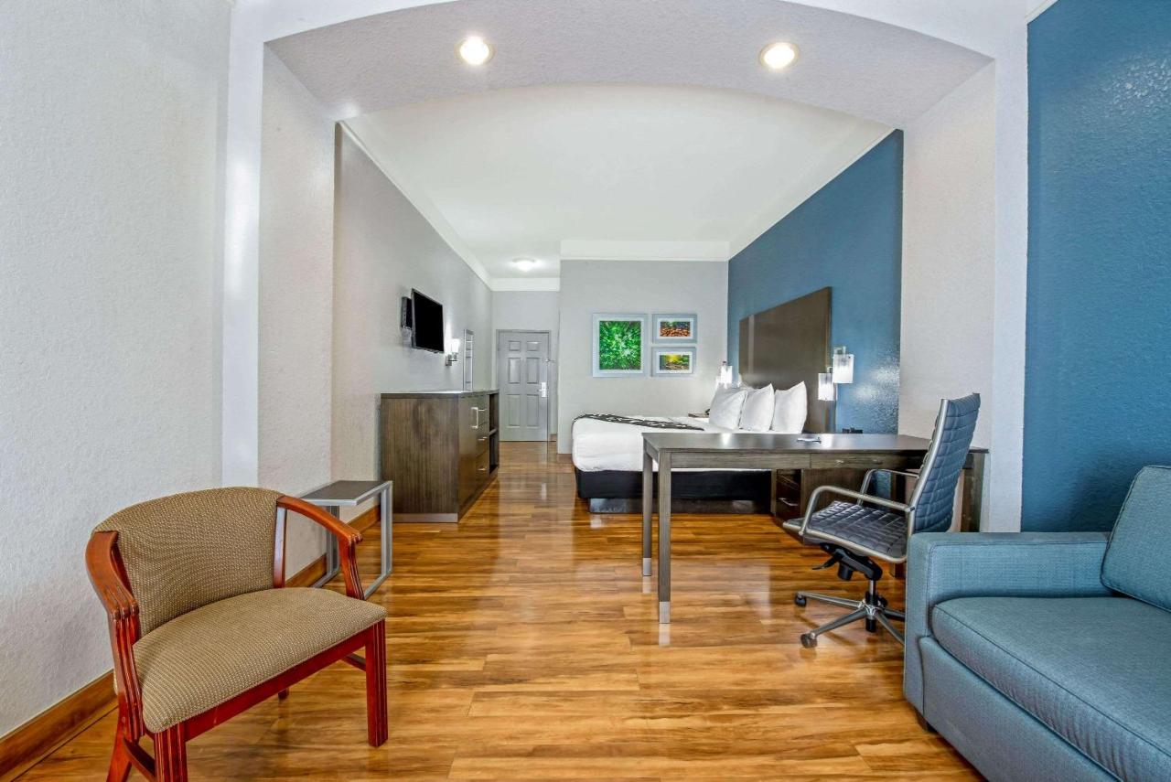 | La Quinta Inn & Suite Kingwood Houston IAH Airport 53200