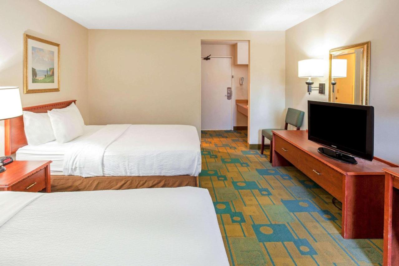 Standard Room with Two Double Beds at La Quinta Inn by Wyndham Milwaukee Airport / Oak Creek