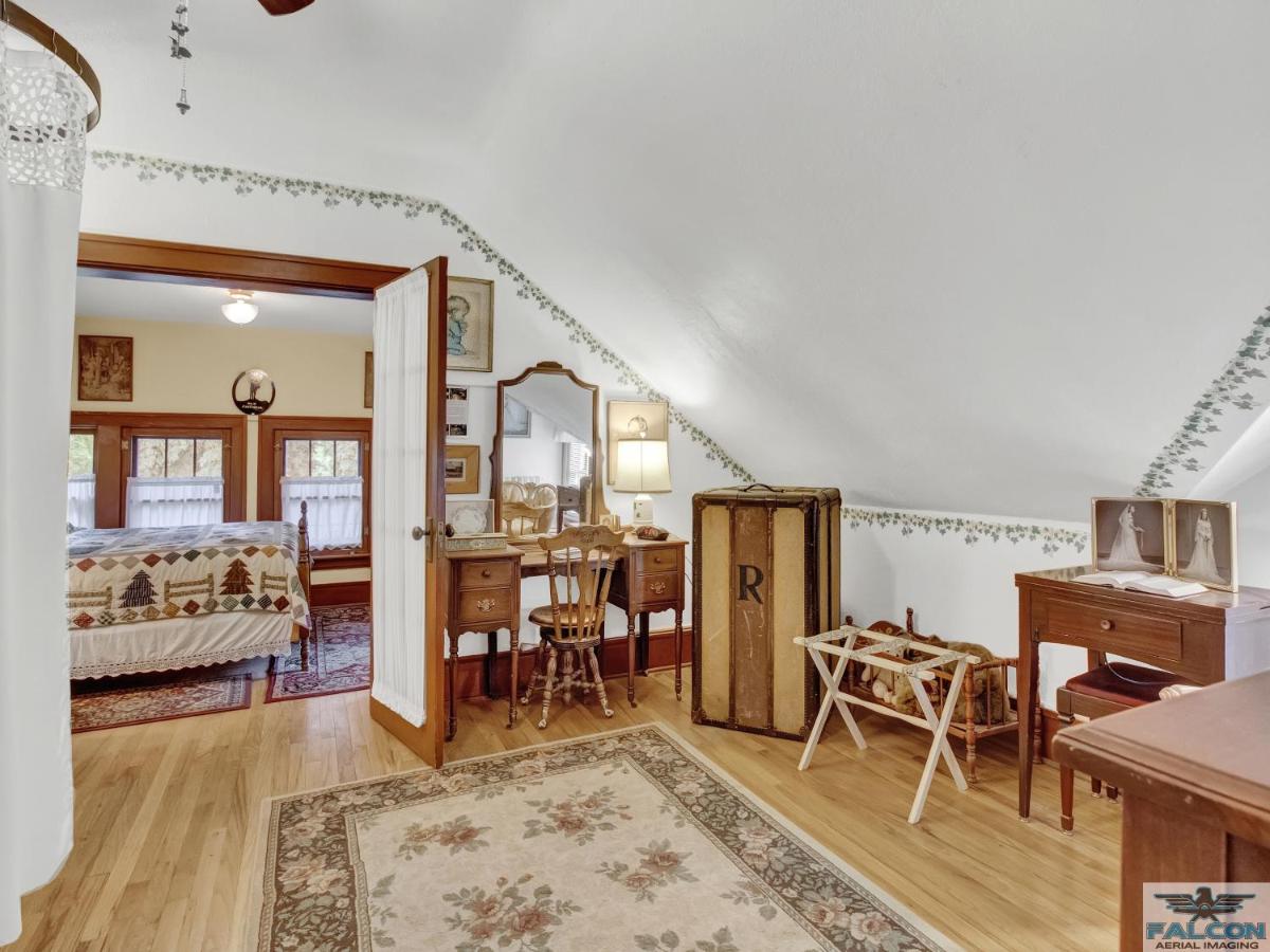| Robins Nest Bed & Breakfast
