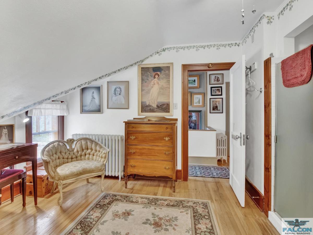 | Robins Nest Bed & Breakfast