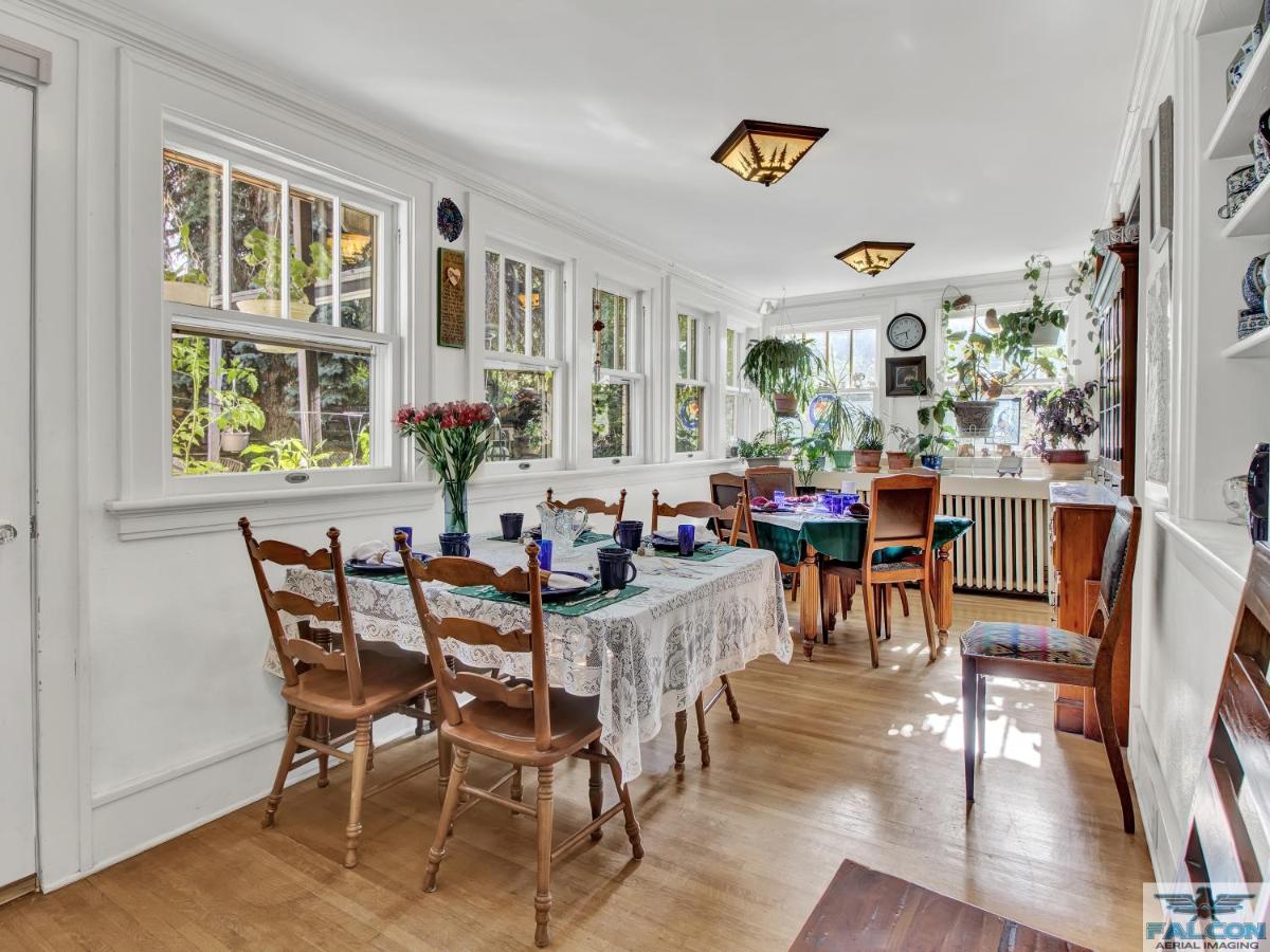 | Robins Nest Bed & Breakfast