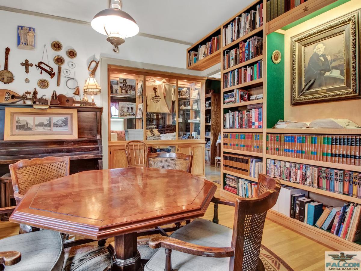 | Robins Nest Bed & Breakfast