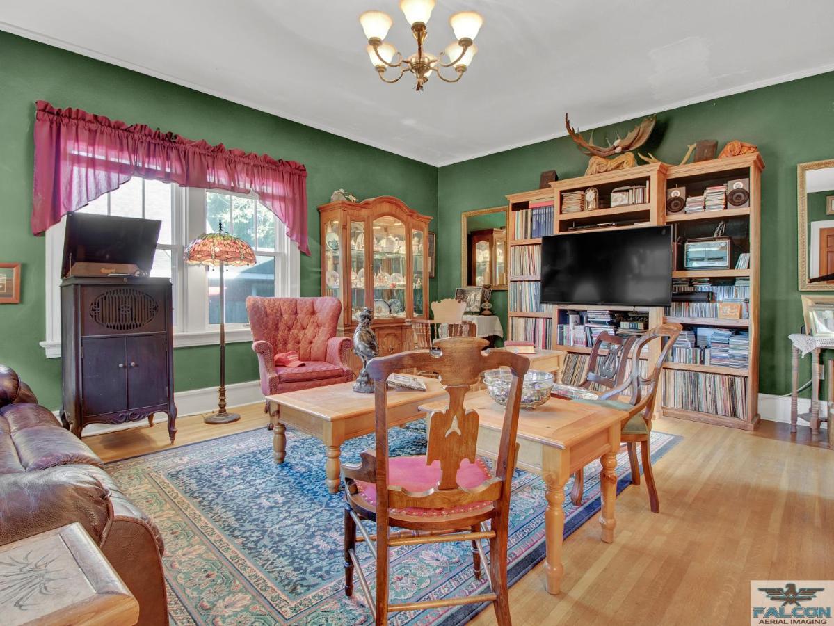| Robins Nest Bed & Breakfast