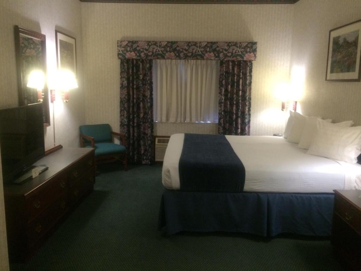 King Suite - Non-Smoking at Best Western Elkhart Inn & Suites