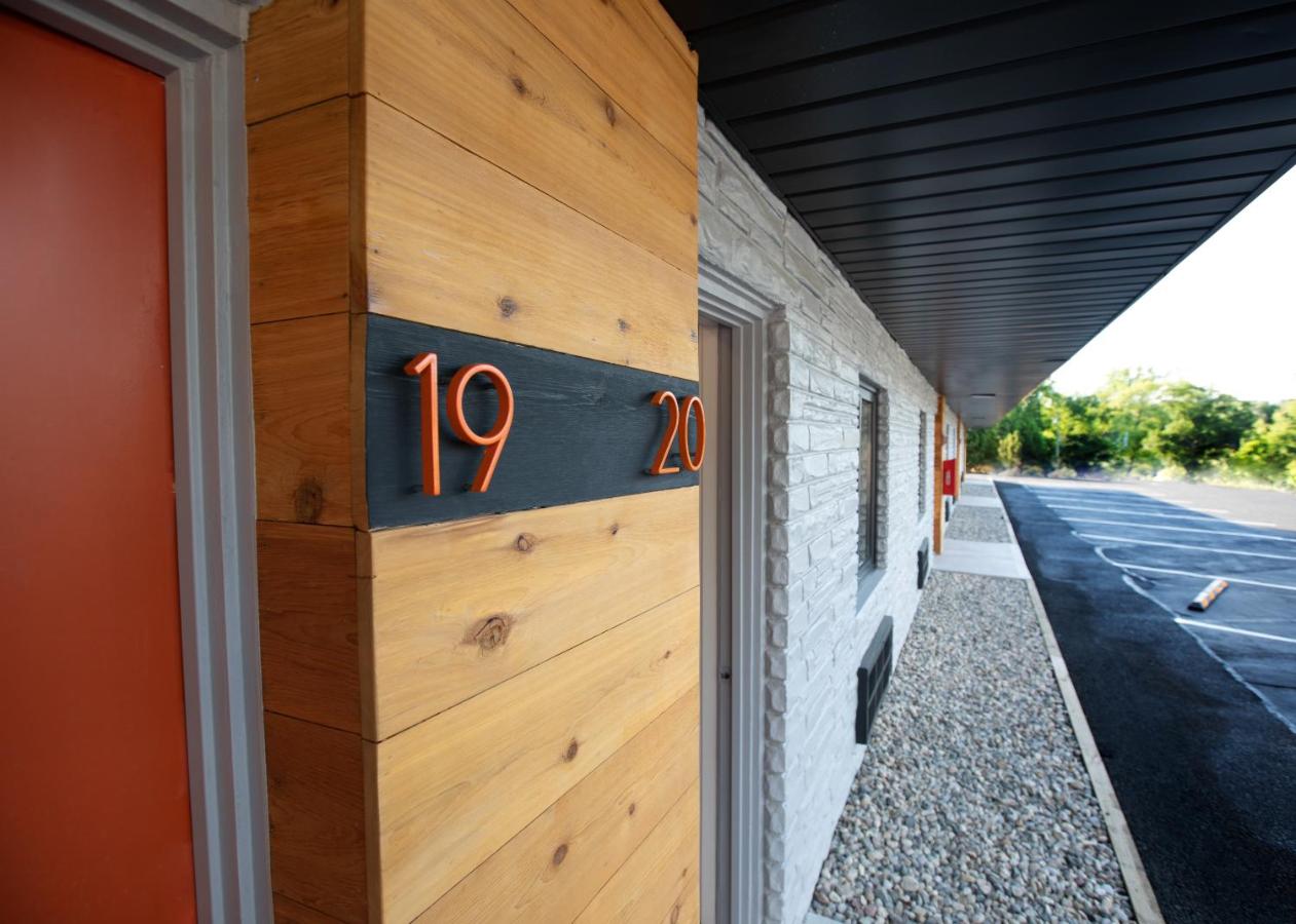 | 4411 Inn & Suites