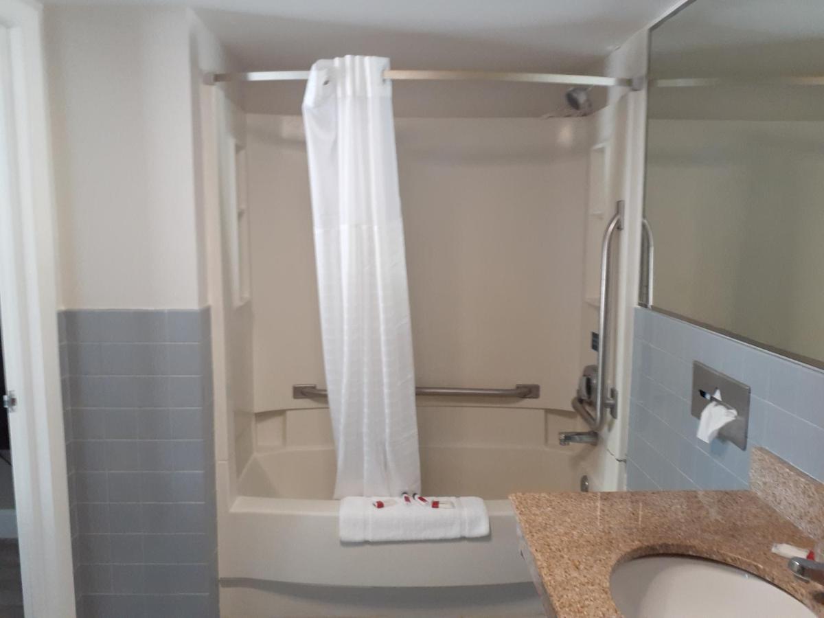 Queen Room - Disability Access - Non-Smoking at Travelodge by Wyndham Virginia Beach Bay Beach