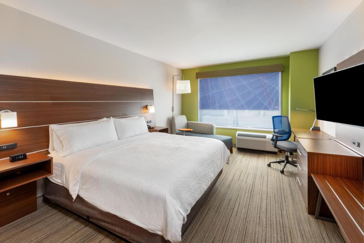 Leisure King Room - Non-Smoking at Holiday Inn Express & Suites Parsons, an IHG Hotel