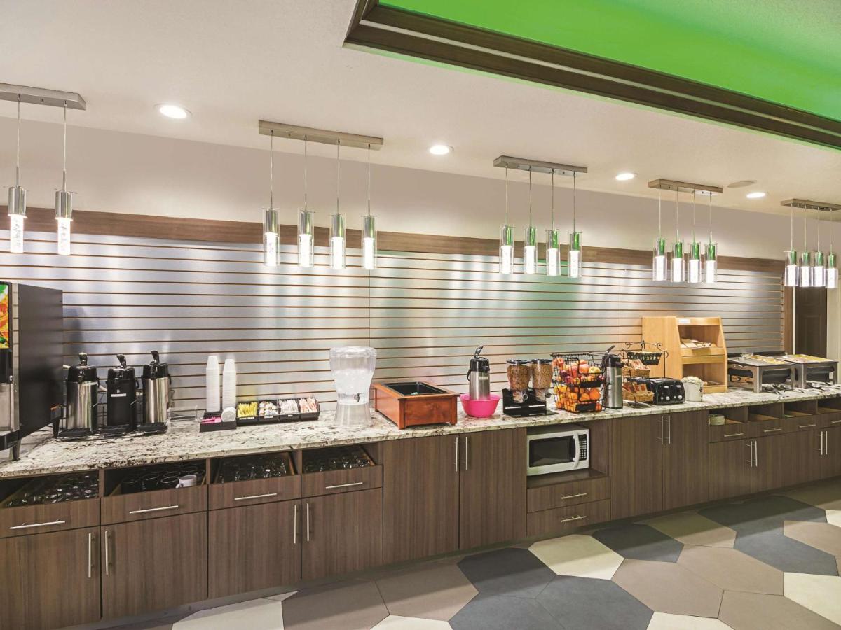 | La Quinta Inn & Suite Kingwood Houston IAH Airport 53200