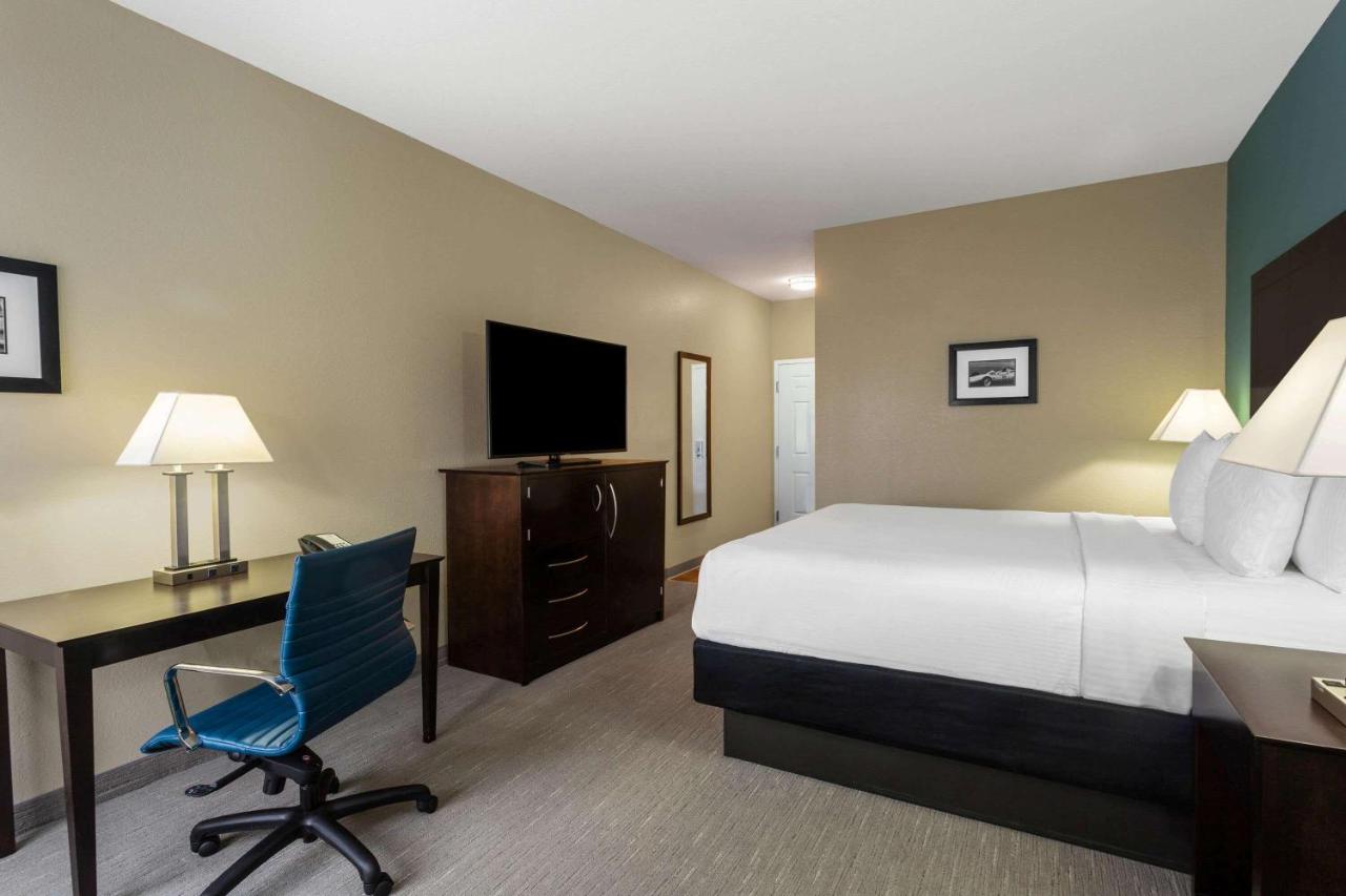 King Room with Mobility/Hearing Impaired Access - Non-Smoking at La Quinta Inn & Suites by Wyndham Sebring