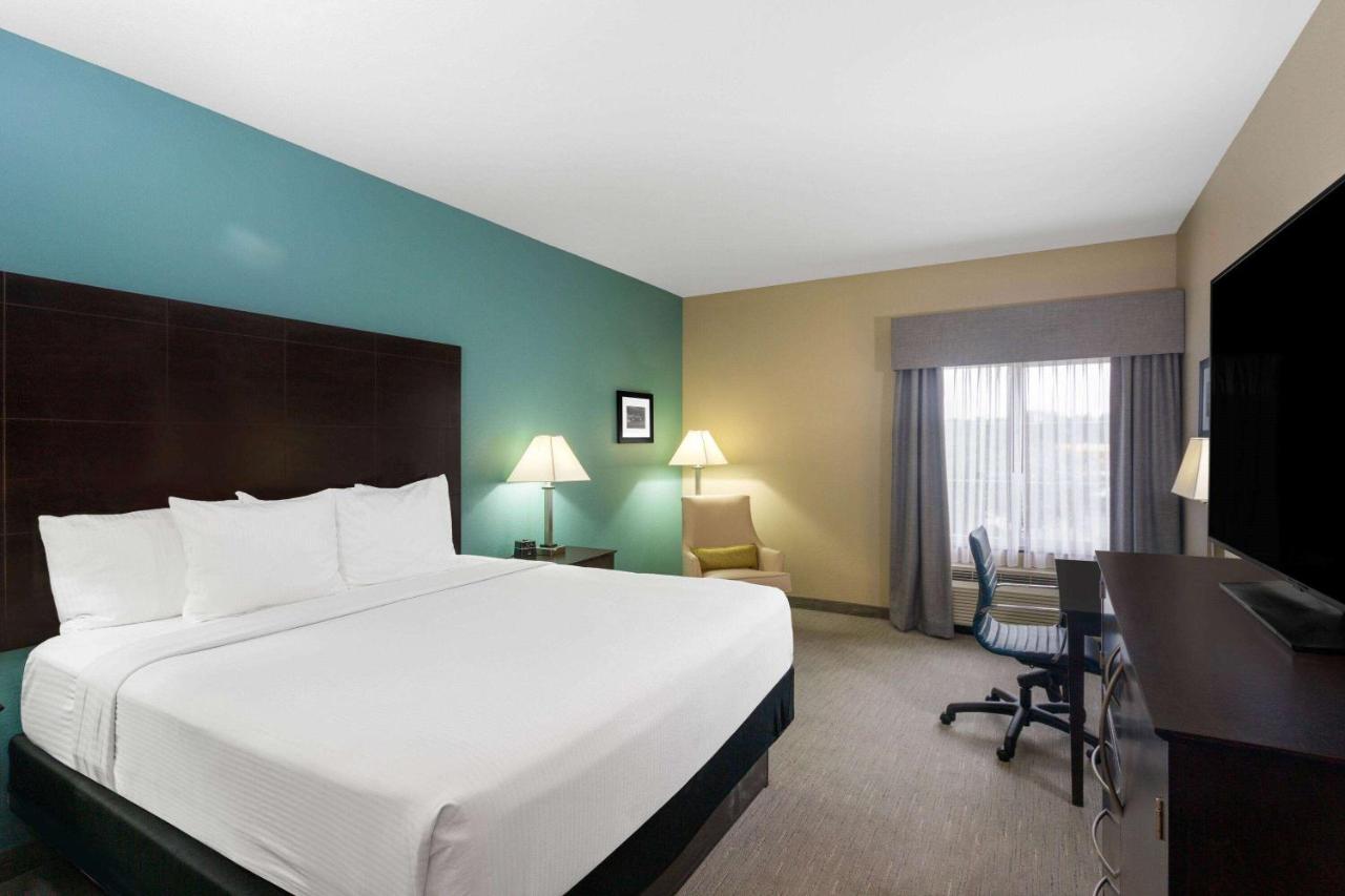 King Room with Mobility/Hearing Impaired Access - Non-Smoking at La Quinta Inn & Suites by Wyndham Sebring