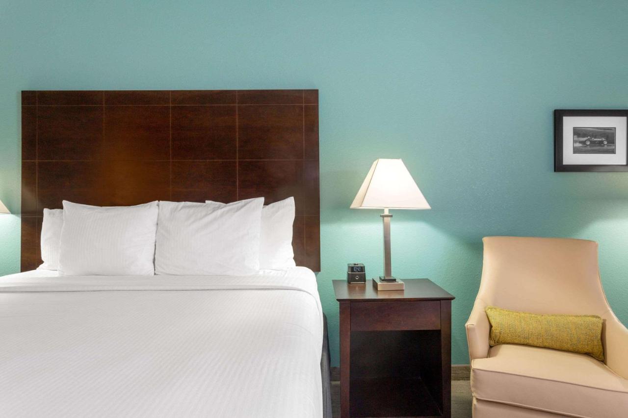 King Room with Mobility/Hearing Impaired Access - Non-Smoking at La Quinta Inn & Suites by Wyndham Sebring