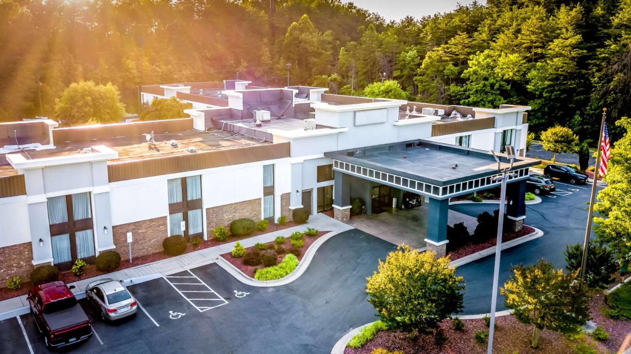 | Best Western Plus Yadkin Valley Inn & Suites