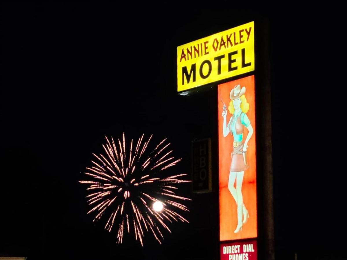 | Annie Oakley Motel Oakley
