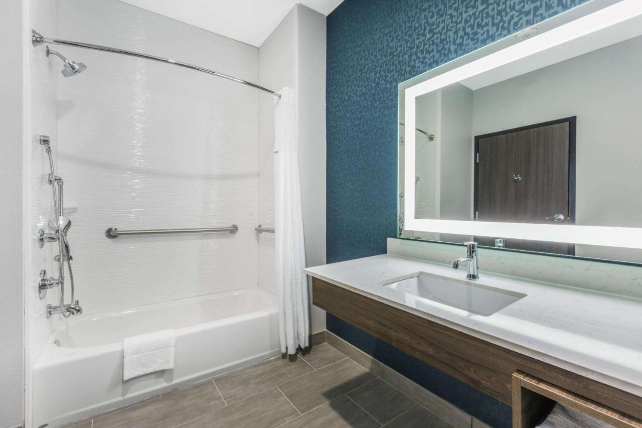 King Room - Mobility Access/Non-Smoking at La Quinta Inn & Suites by Wyndham Galveston West Seawall