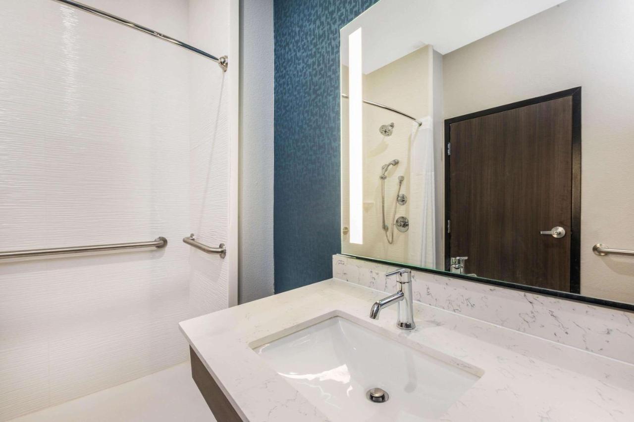 King Room - Mobility Access/Non-Smoking at La Quinta Inn & Suites by Wyndham Galveston West Seawall