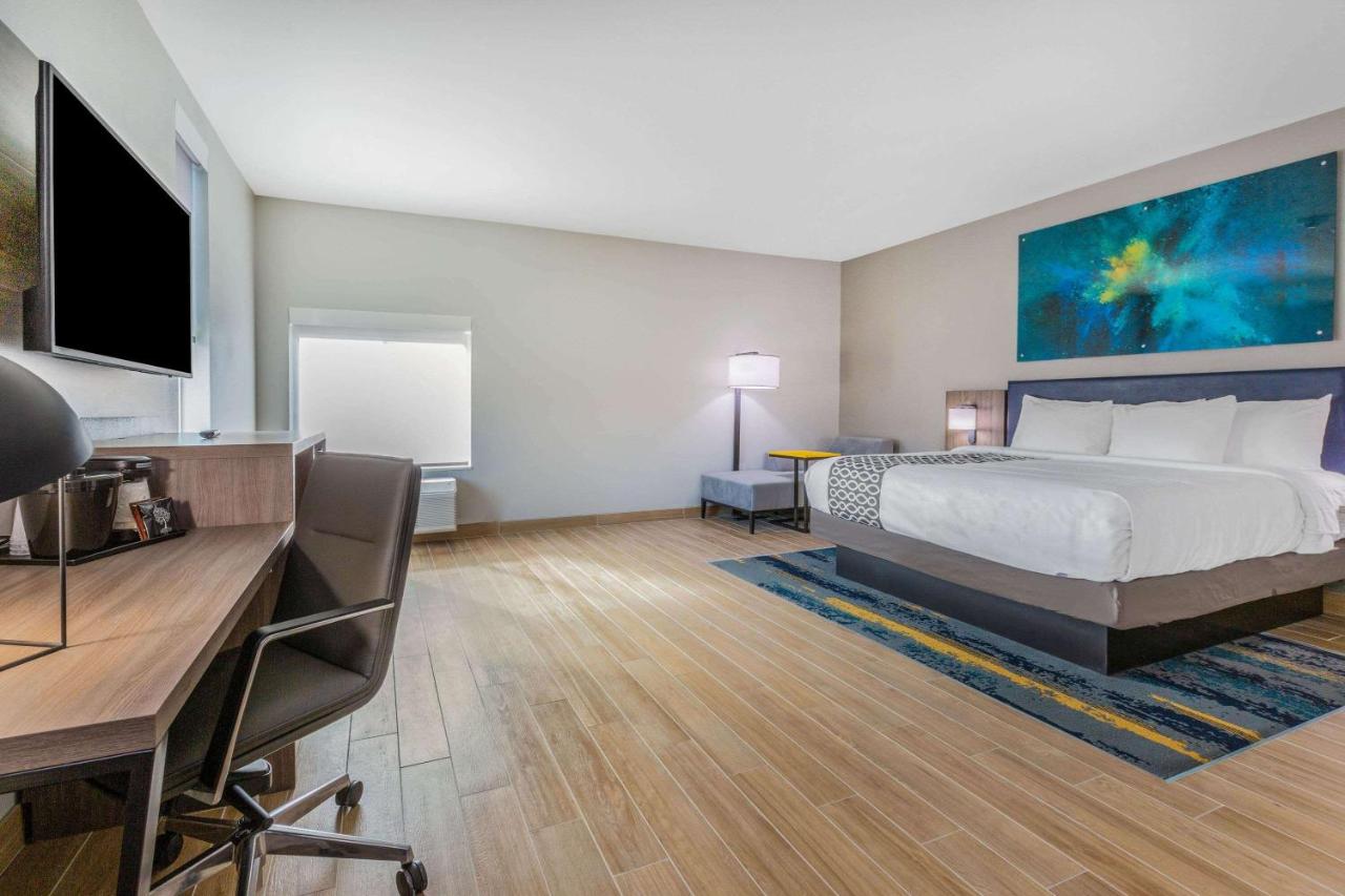 King Room - Mobility Access/Non-Smoking at La Quinta Inn & Suites by Wyndham Galveston West Seawall