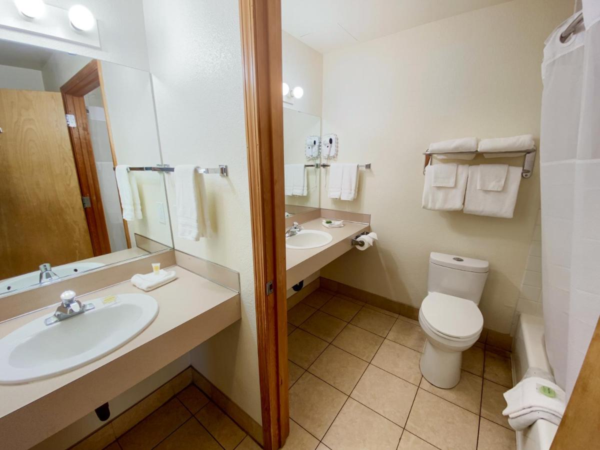  | Sisters Inn & Suites