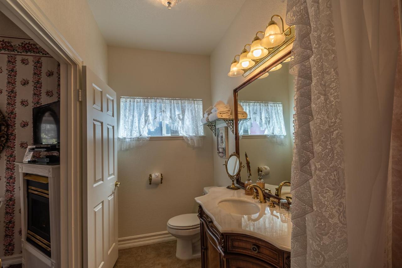| Apples Bed and Breakfast Inn