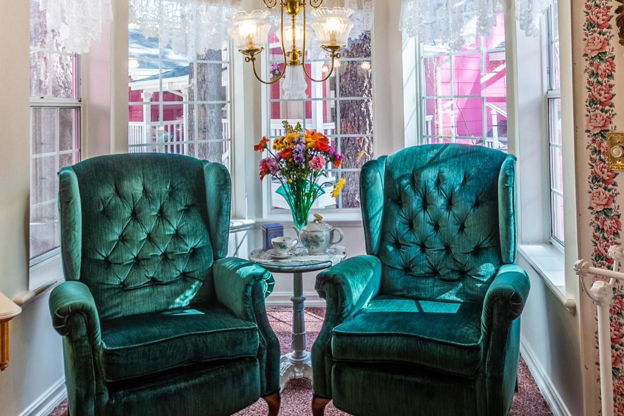 | Apples Bed and Breakfast Inn