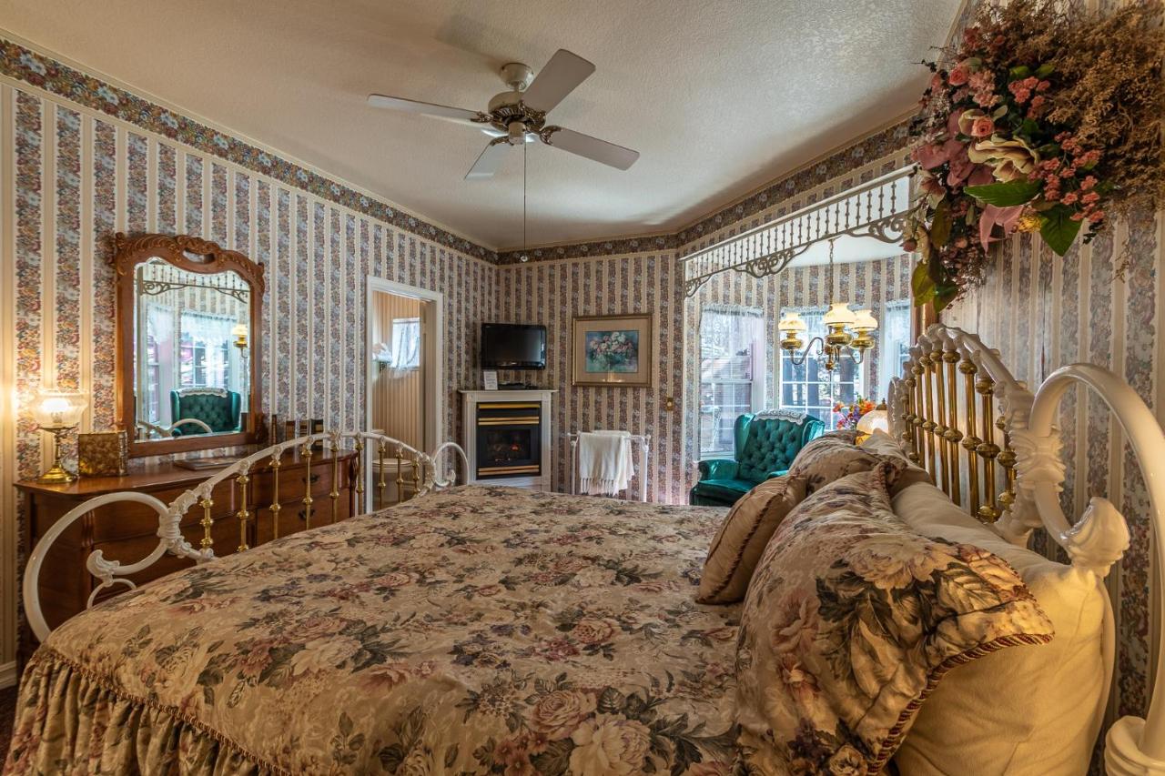 | Apples Bed and Breakfast Inn