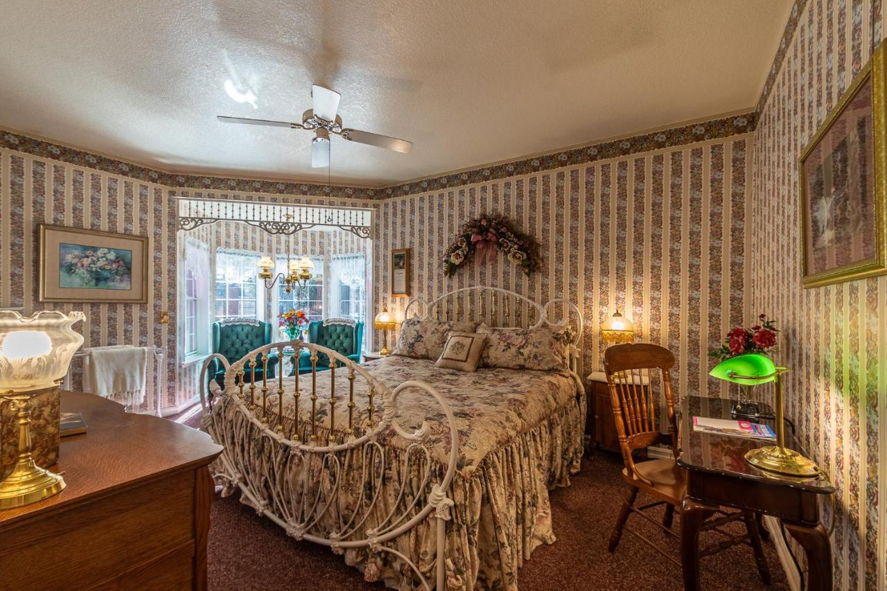| Apples Bed and Breakfast Inn
