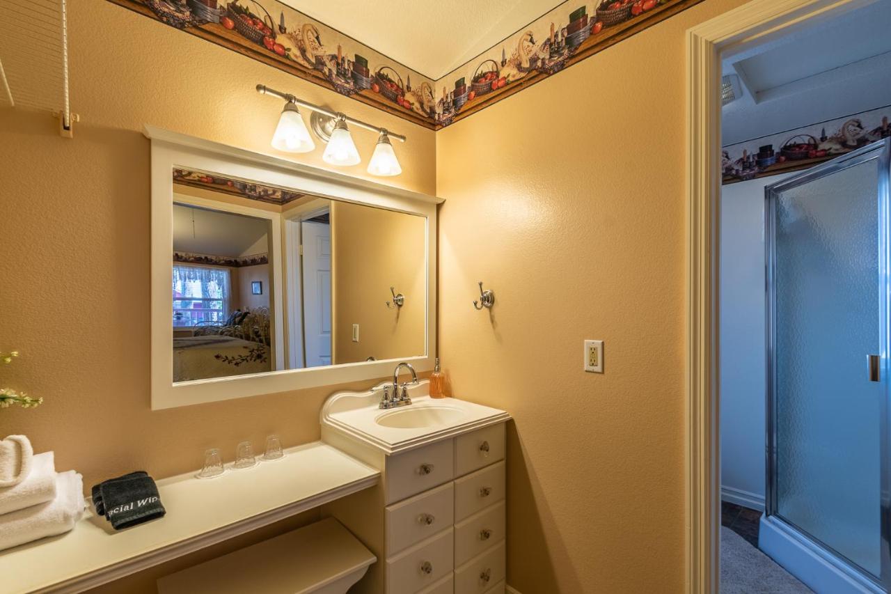| Apples Bed and Breakfast Inn