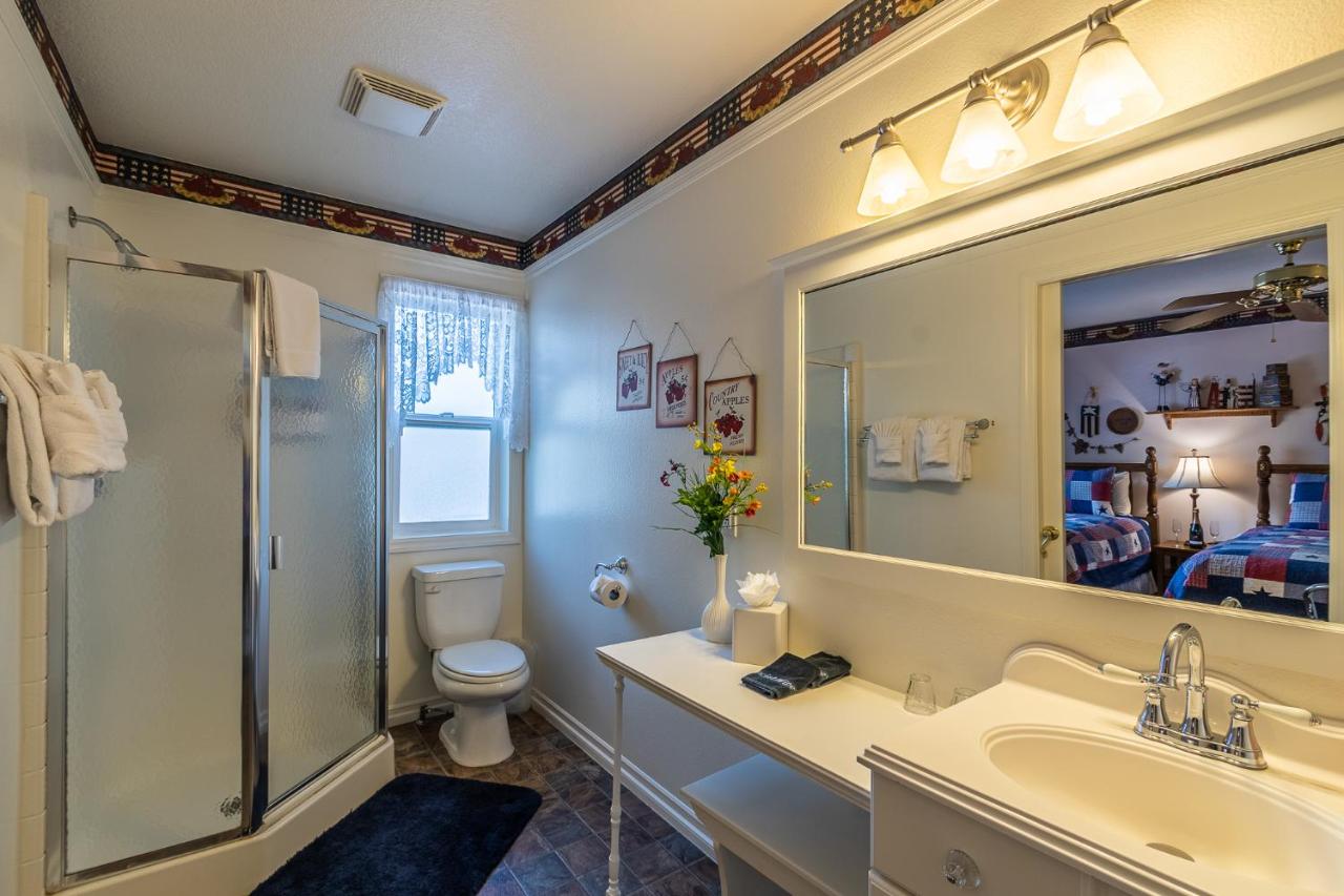 | Apples Bed and Breakfast Inn