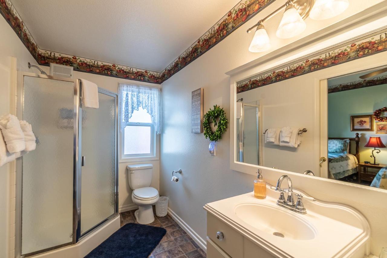 | Apples Bed and Breakfast Inn