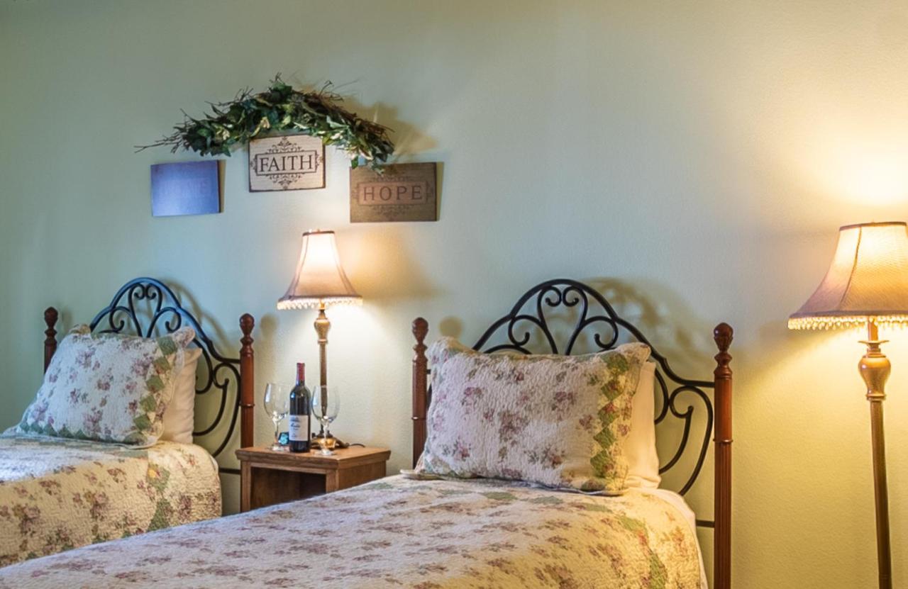 | Apples Bed and Breakfast Inn