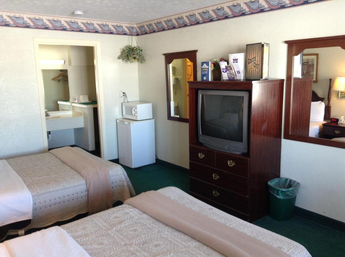 Double Room with Two Double Beds - Non-Smoking at Knights Inn Peru
