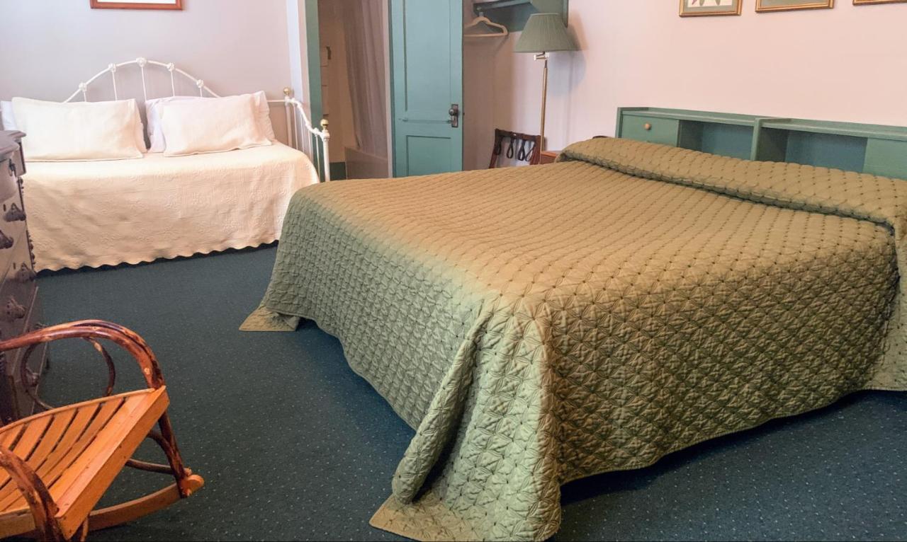 | Gordon Beach Inn