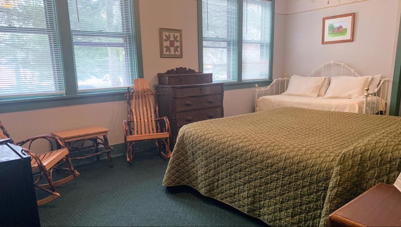 | Gordon Beach Inn