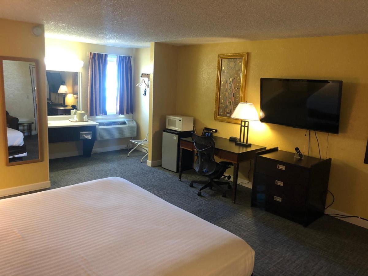 | Nendels Inn & Suites Dodge City Airport