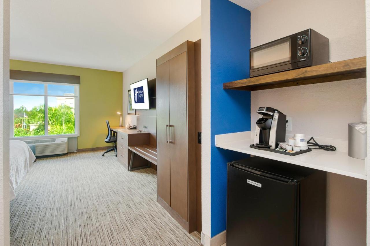 | Holiday Inn Express Hotel & Suites Orlando - Apopka, an IHG Hotel