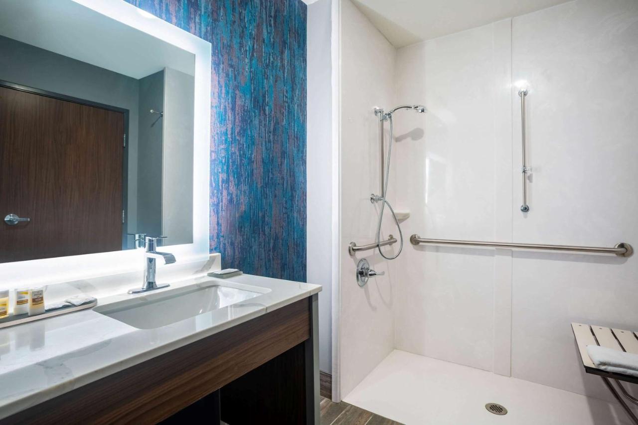 King Room with Mobility/Hearing Impaired Access - Non-Smoking at La Quinta Inn & Suites by Wyndham Oxford