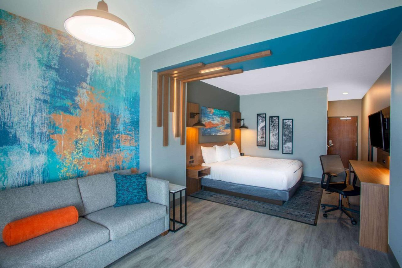 Deluxe King Room - Non-Smoking at La Quinta Inn & Suites by Wyndham Oxford