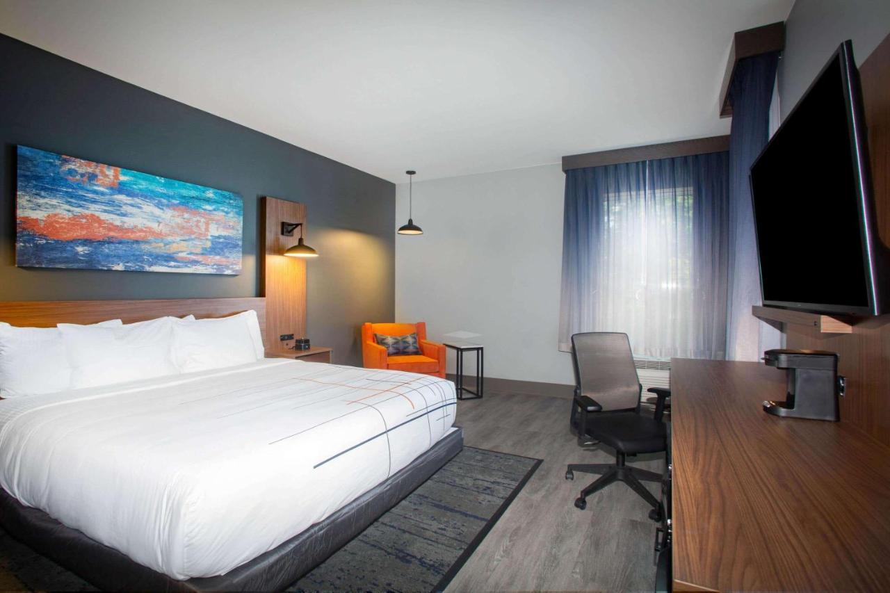 King Room with Mobility/Hearing Impaired Access - Non-Smoking at La Quinta Inn & Suites by Wyndham Oxford