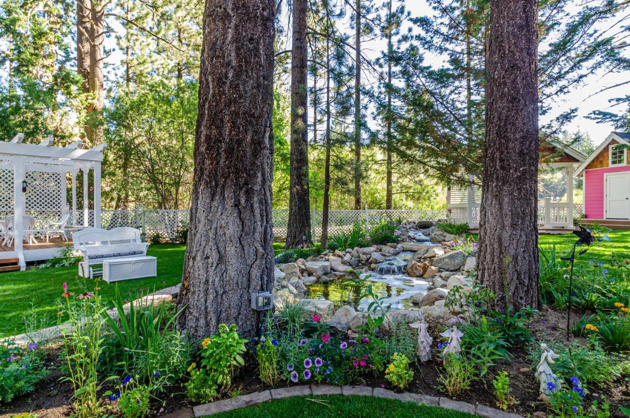 | Apples Bed and Breakfast Inn
