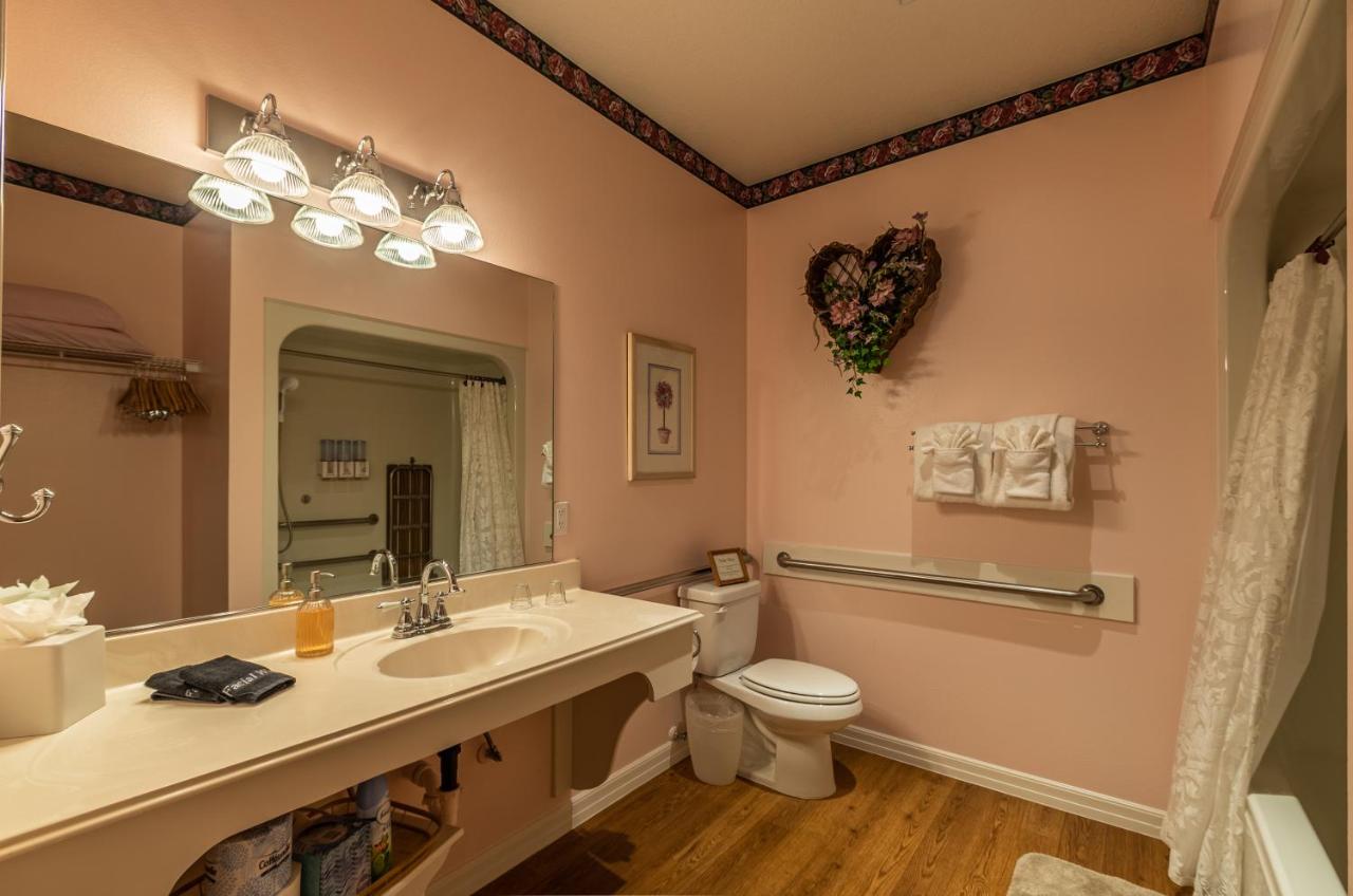 | Apples Bed and Breakfast Inn