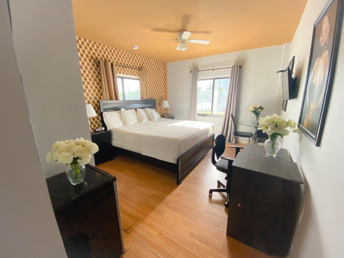 Standard King Room at Notebook Miami Beach