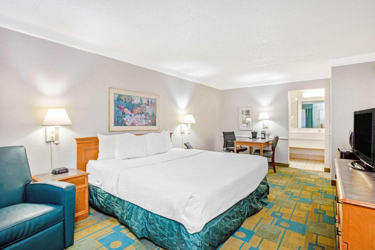 Deluxe King Room at La Quinta Inn by Wyndham El Paso Cielo Vista