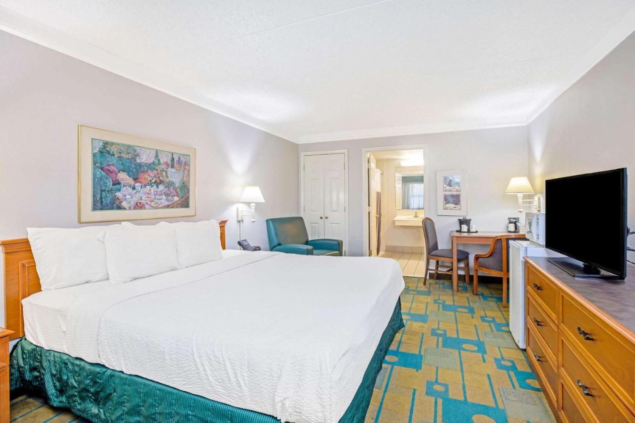 Deluxe King Room at La Quinta Inn by Wyndham El Paso Cielo Vista