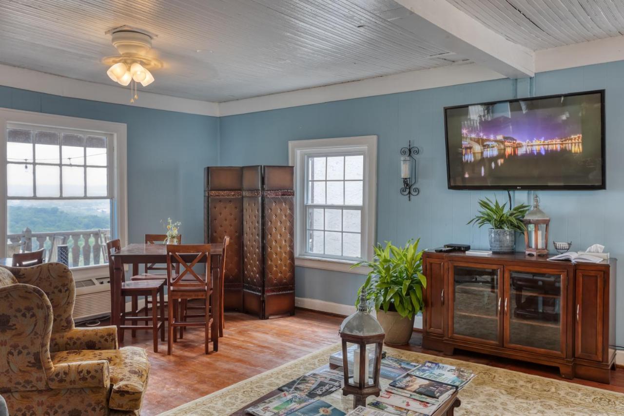 | RiverView Inn